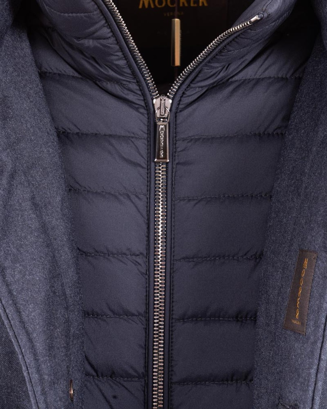 shop MOORER  Giaccone: Moorer cappotto monopetto "Calandri LL" dalla linea dritta imbottito in piuma d'oca e trapuntato a boudin.
Cappuccio staccabile.
Stacchino imbottito removibile.
Vestibilità regolare.
Doppia chiusura frontale con zip e bottoni in corno.
Tasche laterali a filetto e pattina.
Composizione: 90% LANA VERGINE,5% POLIURETANICA,5% CASHMERE.
Made in Italy.. CALANDRI LL-V1980 number 5144597